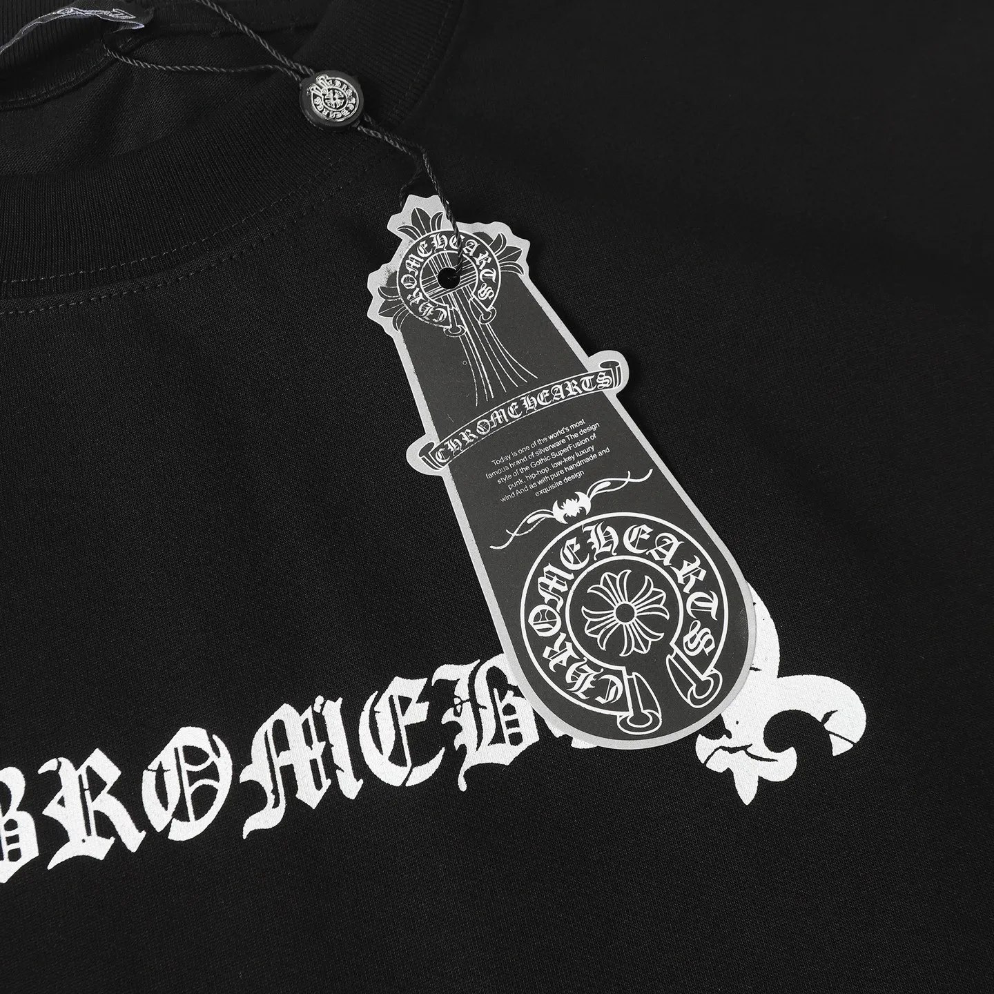🅿️170 CHROME HEARTS/Chrome Heart CH Sanskrit printed short-sleeved T-shirt The fabric is made of 280g heavy combed cotton, customized with 32 count 1*1 threads, and washed twice for ready-to-wear. The fabric is comfortable and skin-friendly without any strange feeling. Custom-dyed fabric, with high textile density, good drape, and not easy to deform. The thick texture and tight spinning process will not affect the breathability of the fabric. The color saturation is very high. Imported digital direct-injection printing technology. A versatile and good-looking short-sleeve. The loose version covers the flesh and makes you look slimmer. It is the same style for men and women. It has three complete standards. Color: Black-White Size: XS-L